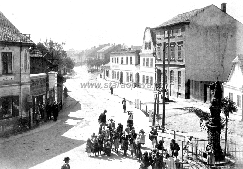 ratiborska (6).jpg - Průhled Ratibořskou ulicí od tehdejšího nám. sv.Floriána /dnes prostor před bývalým kinem Alhambra/. Socha sv.Floriána byla přesunuta ke kostelu v Kateřinkách. Fotografie z doby kolem roku 1900